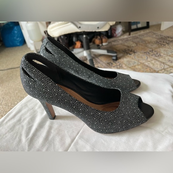 Clarks Artisan Heavenly Maze Black Speckled Nubuck Peep-Toe Heels Sz 8.5M EUC - Picture 1 of 11